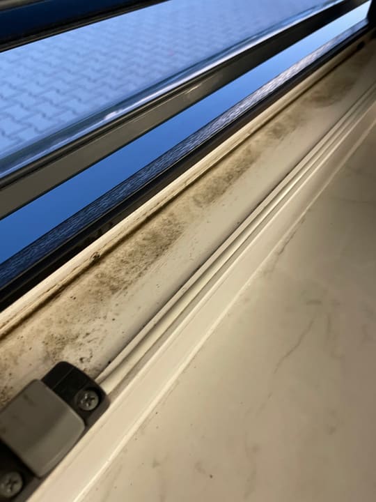 Verschmutzte Fensterbank bei der Besichtigung